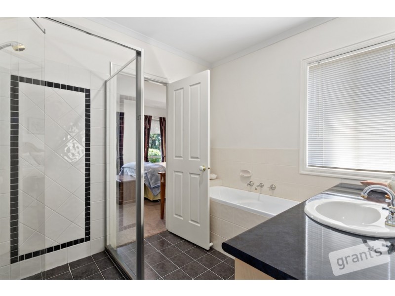 5 Marina Court, Berwick VIC 3806