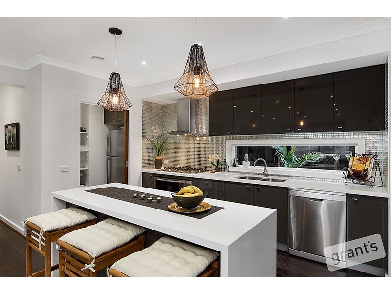 12 Holsteiner Terrace, Clyde North VIC 3978