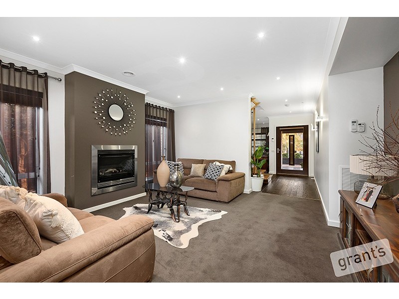 12 Holsteiner Terrace, Clyde North VIC 3978