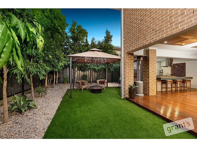 12 Holsteiner Terrace, Clyde North VIC 3978