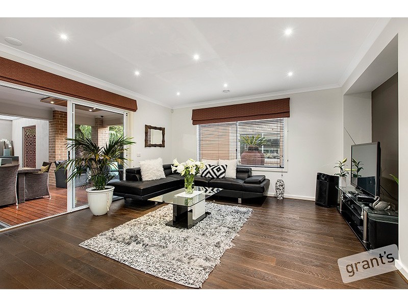 12 Holsteiner Terrace, Clyde North VIC 3978