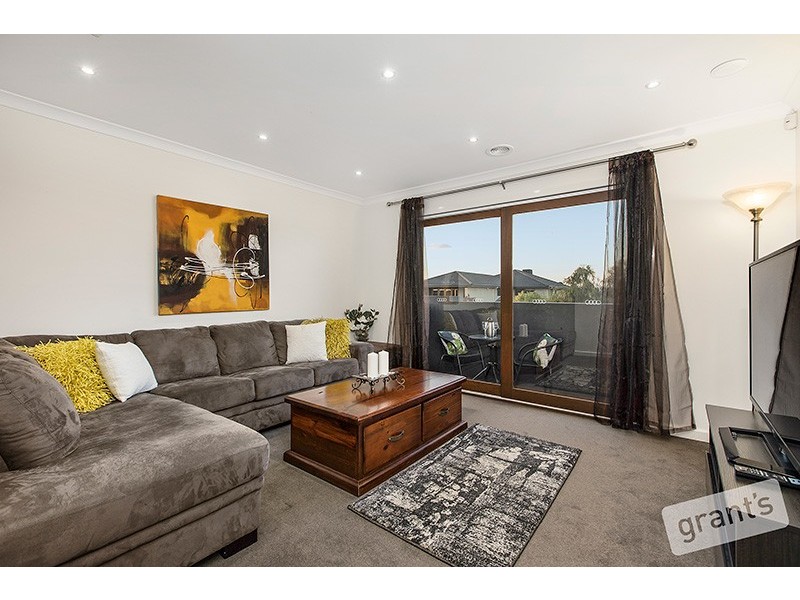 12 Holsteiner Terrace, Clyde North VIC 3978