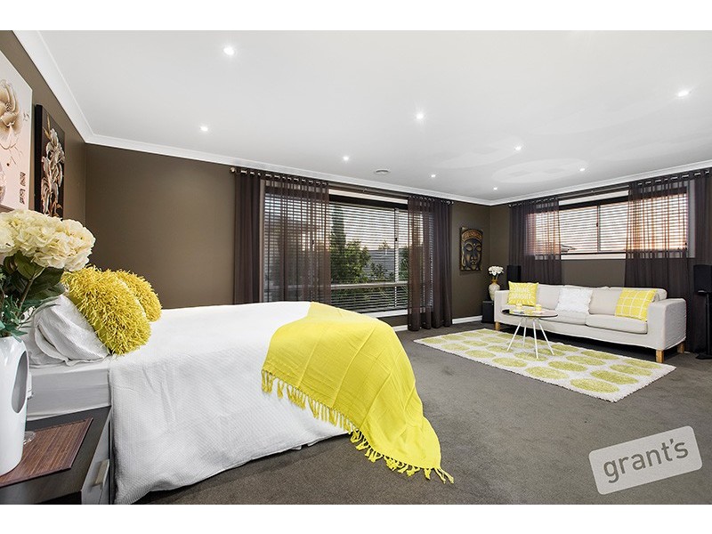 12 Holsteiner Terrace, Clyde North VIC 3978