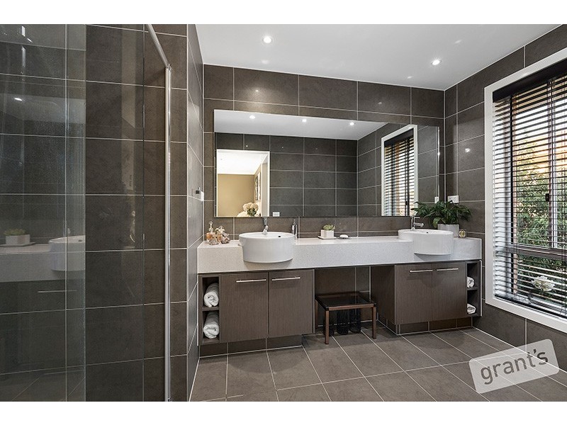 12 Holsteiner Terrace, Clyde North VIC 3978