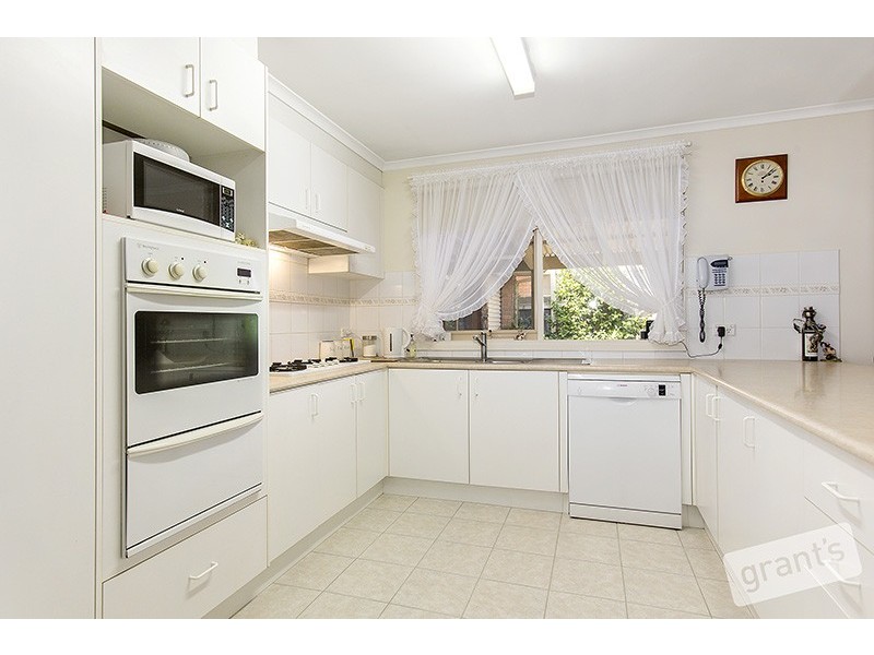 11 Hedgeley Drive, Berwick VIC 3806