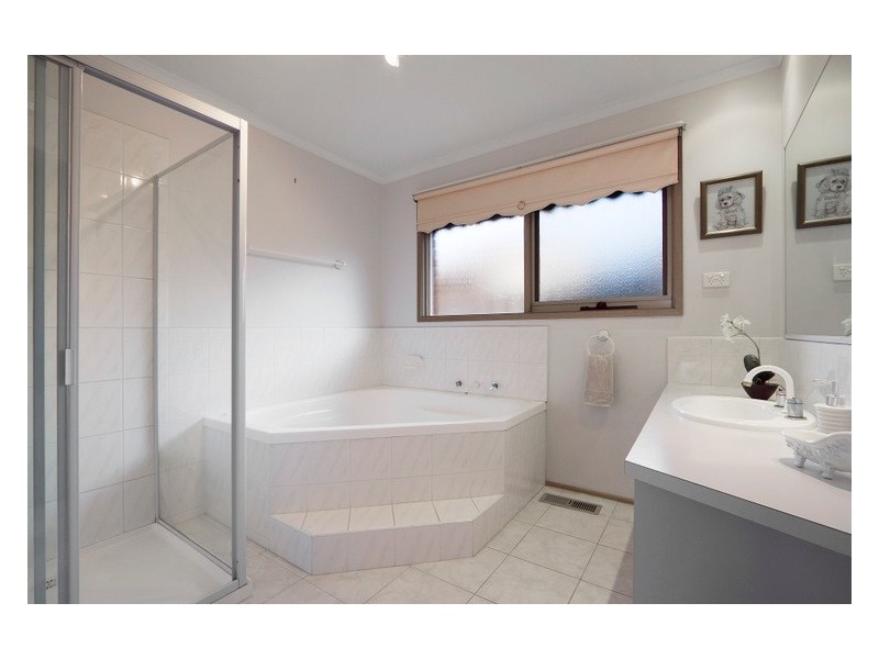 4 Roxby Court, Berwick VIC 3806