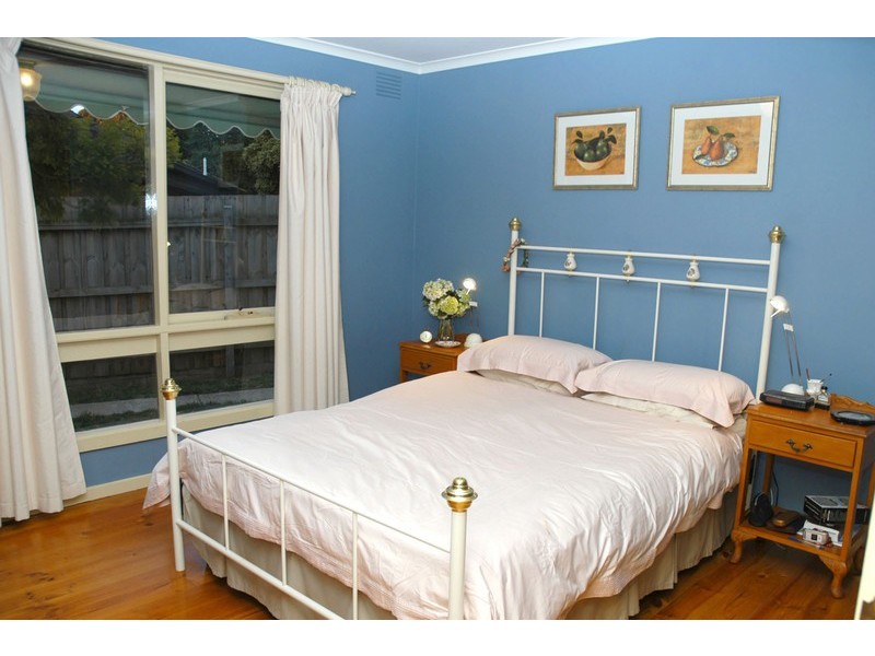 17 St Boswells Avenue, Berwick VIC 3806