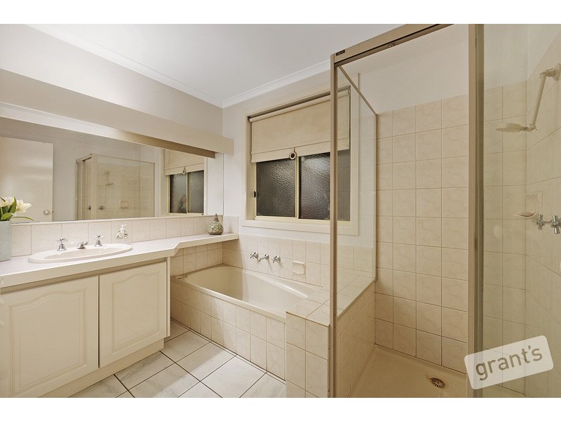 19 Hedgeley Drive, Berwick VIC 3806