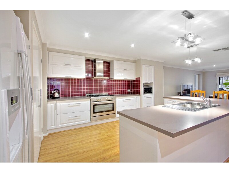 9 Sussex Avenue, Cranbourne North VIC 3977