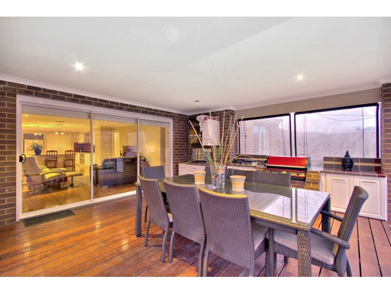 9 Sussex Avenue, Cranbourne North VIC 3977