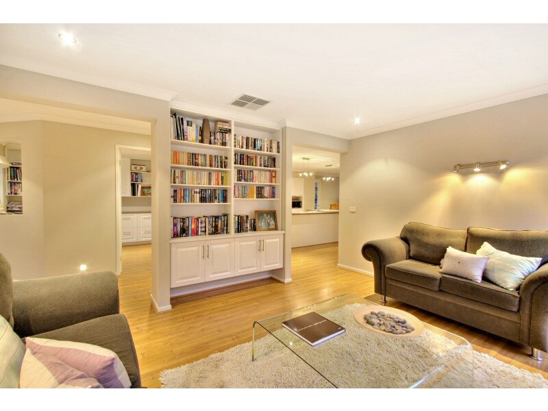 9 Sussex Avenue, Cranbourne North VIC 3977