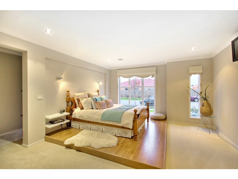 9 Sussex Avenue, Cranbourne North VIC 3977