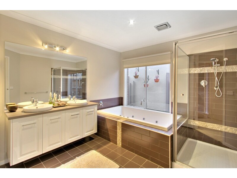 9 Sussex Avenue, Cranbourne North VIC 3977