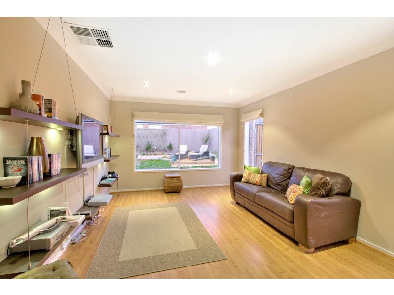 9 Sussex Avenue, Cranbourne North VIC 3977