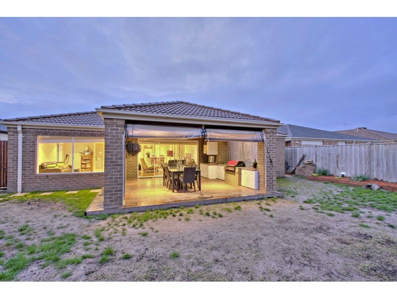 9 Sussex Avenue, Cranbourne North VIC 3977