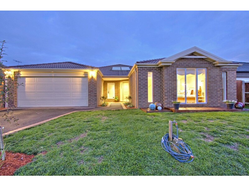 9 Sussex Avenue, Cranbourne North VIC 3977