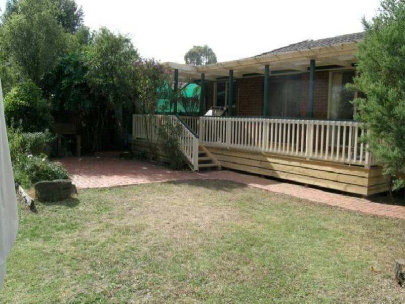 14 St Boswells Avenue, Berwick VIC 3806