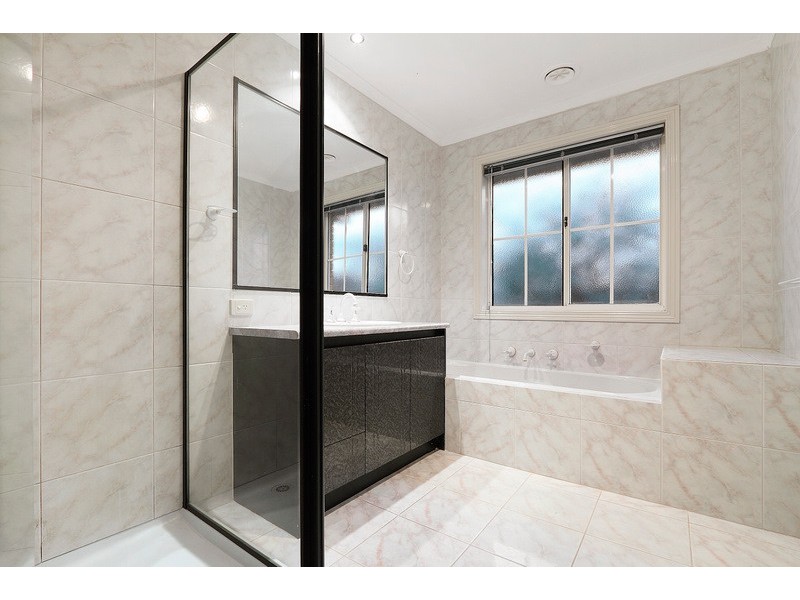 1/19  Glenn Erin Way, Berwick VIC 3806