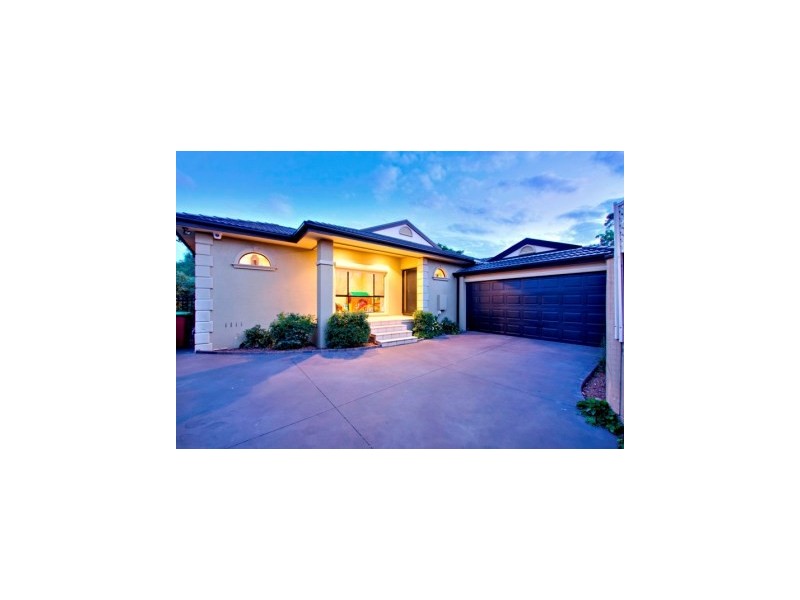 2/12 Lyall Road, Berwick VIC 3806