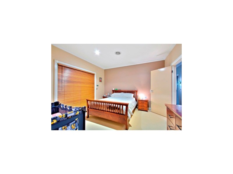 2/12 Lyall Road, Berwick VIC 3806