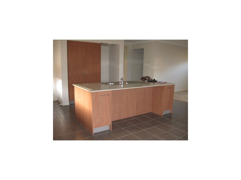 4 Myoora Plc, Berwick VIC 3806