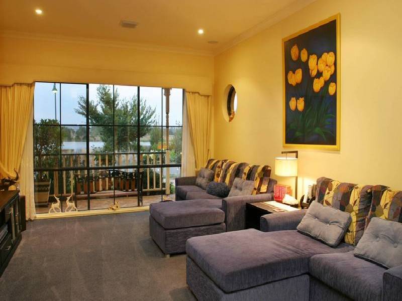 18 The Esplanade, Narre Warren South VIC 3805