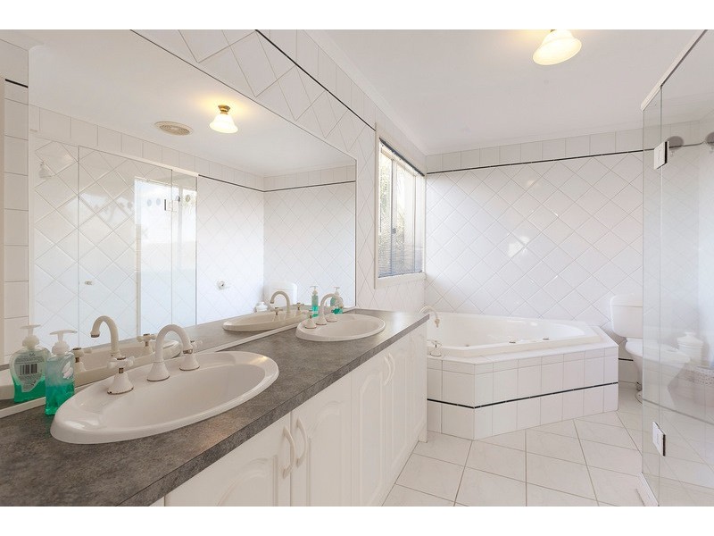 1 Brent Close, Berwick VIC 3806