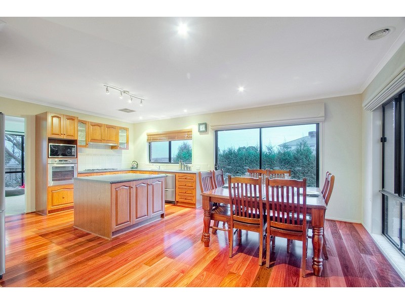 11 Irving Close, Berwick VIC 3806
