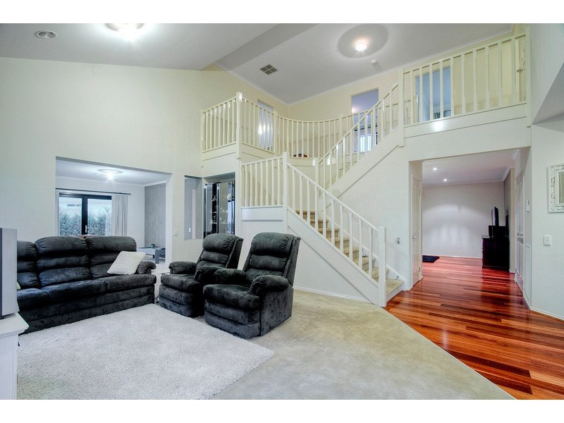 11 Irving Close, Berwick VIC 3806