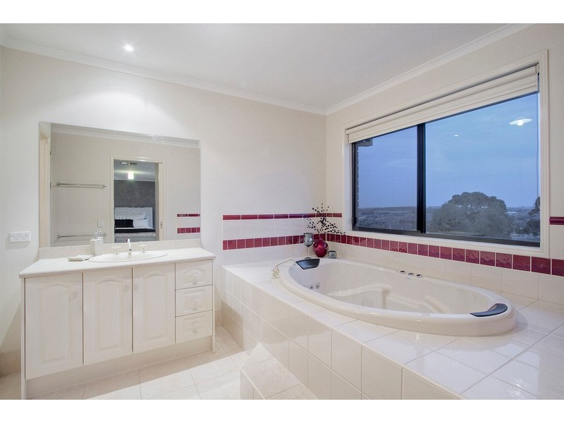 11 Irving Close, Berwick VIC 3806