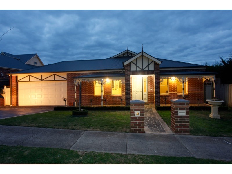 4 Carlisle Drive, Beaconsfield VIC 3807