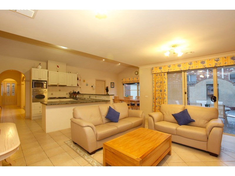 4 Carlisle Drive, Beaconsfield VIC 3807