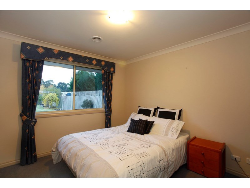 4 Carlisle Drive, Beaconsfield VIC 3807