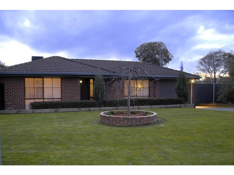 8 Moloney Court, Berwick VIC 3806