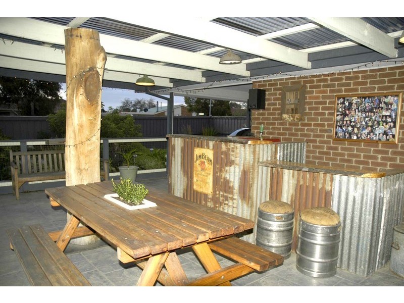 8 Moloney Court, Berwick VIC 3806