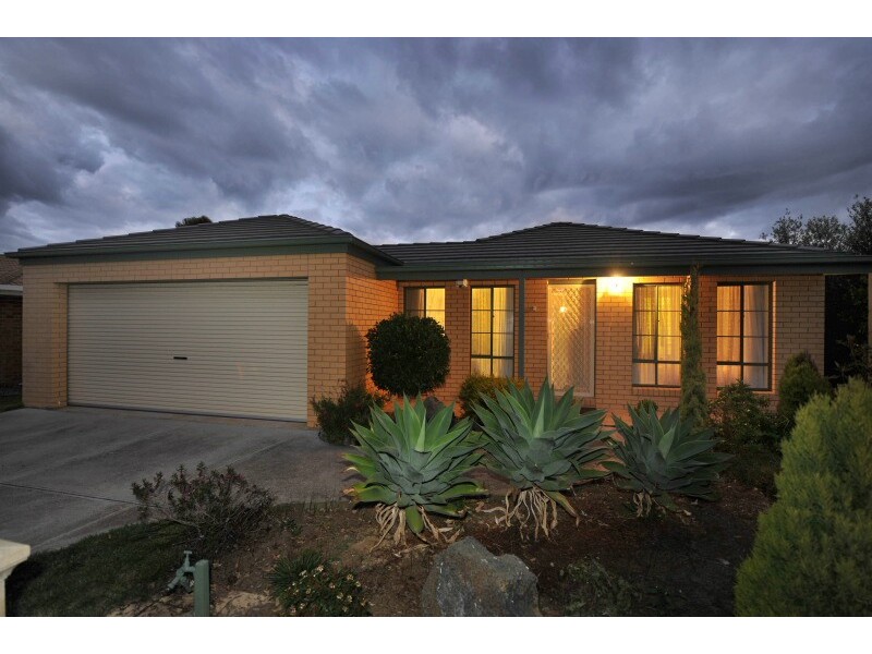 30 Sharpe Court, Berwick VIC 3806