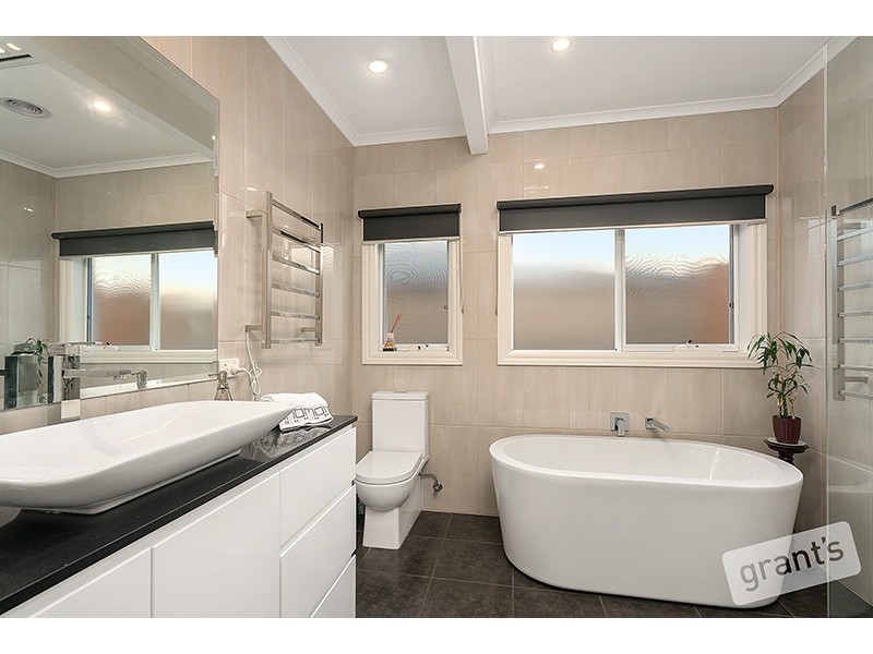 6 Newhaven Drive, Berwick VIC 3806