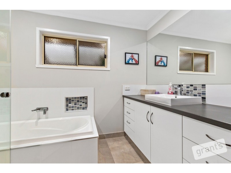 11 Allira Close, Berwick VIC 3806