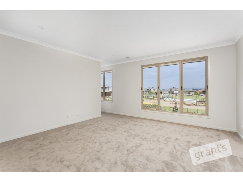 4 Hallyburton Drive, Clyde North VIC 3978