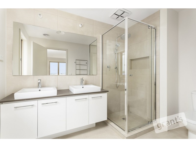 4 Hallyburton Drive, Clyde North VIC 3978