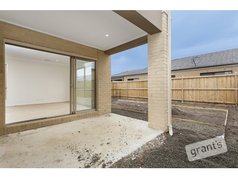 4 Hallyburton Drive, Clyde North VIC 3978