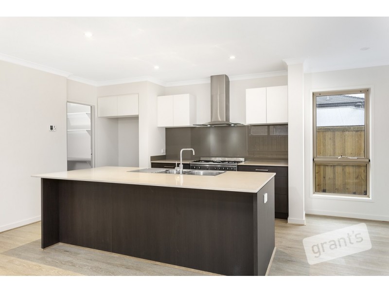 4 Hallyburton Drive, Clyde North VIC 3978