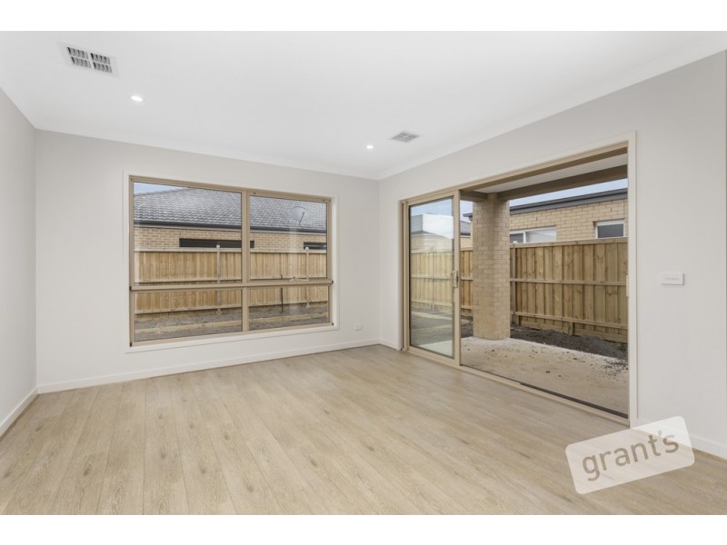 4 Hallyburton Drive, Clyde North VIC 3978