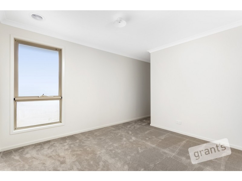 4 Hallyburton Drive, Clyde North VIC 3978