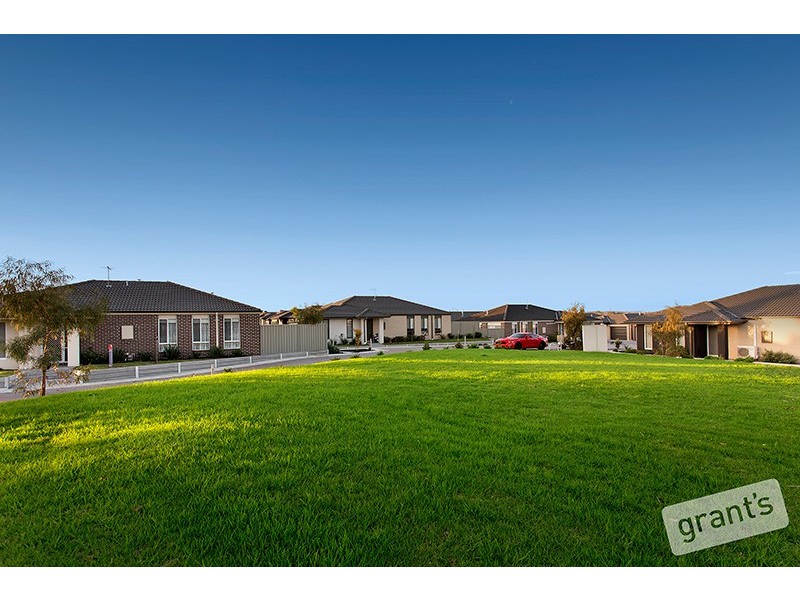 41 Renlik Circuit, Cranbourne North VIC 3977