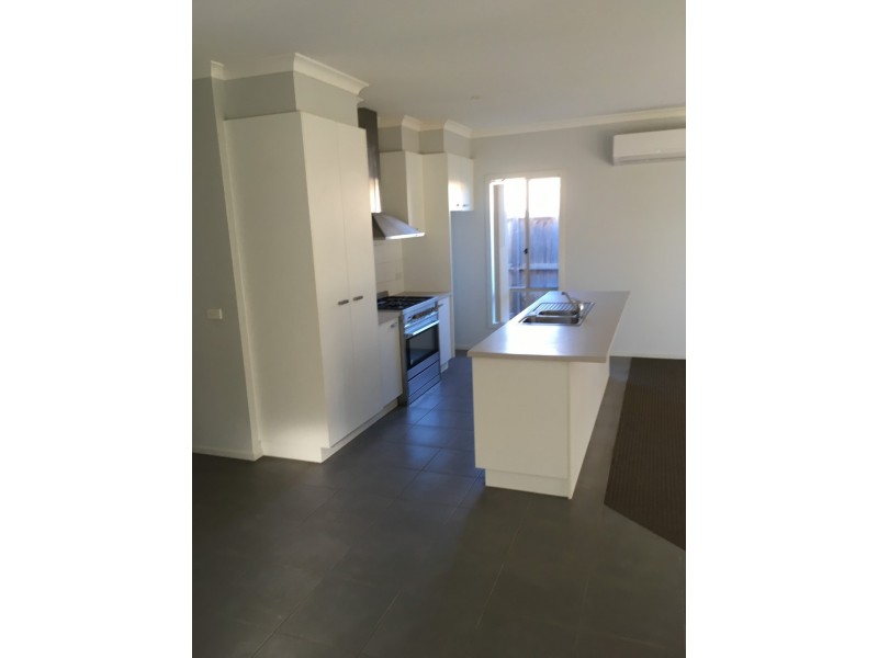 10 Weebill Way, Pakenham VIC 3810