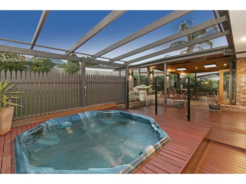 16 Balmain Drive, Berwick VIC 3806