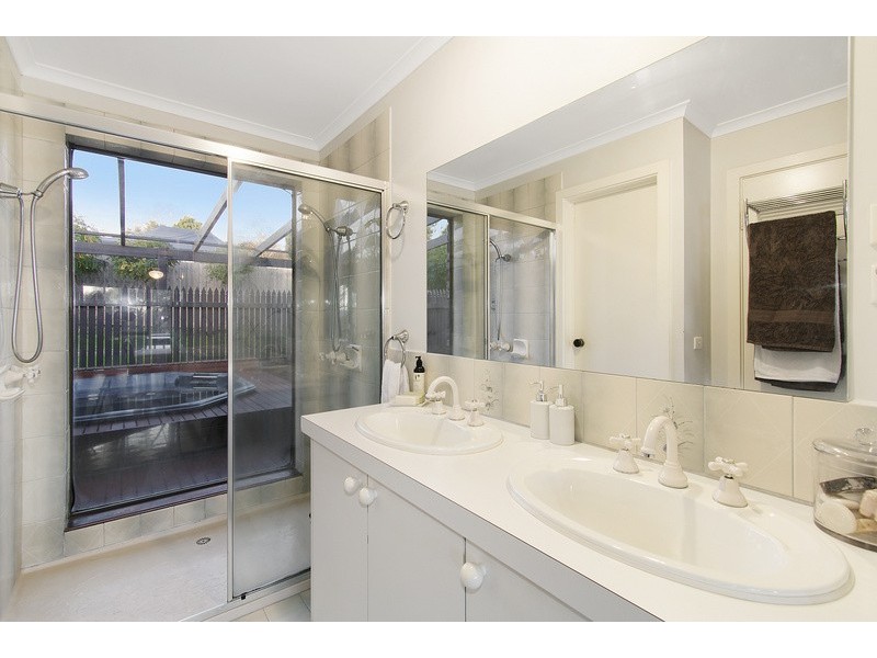 16 Balmain Drive, Berwick VIC 3806