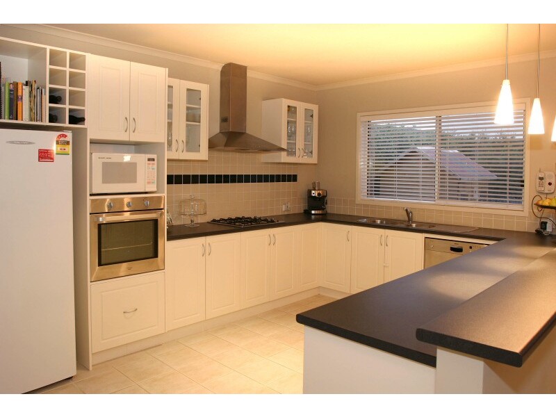 2 Pevensey Drive, Narre Warren South VIC 3805