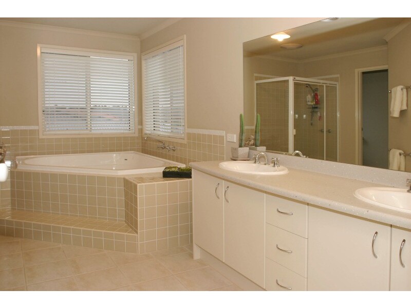 2 Pevensey Drive, Narre Warren South VIC 3805